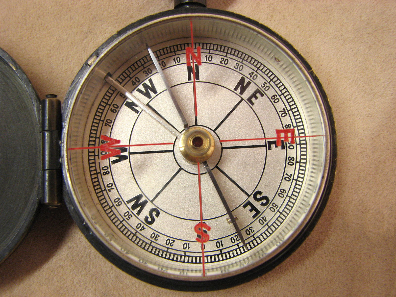 Late Victorian hunter cased pocket compass with red cardinal points